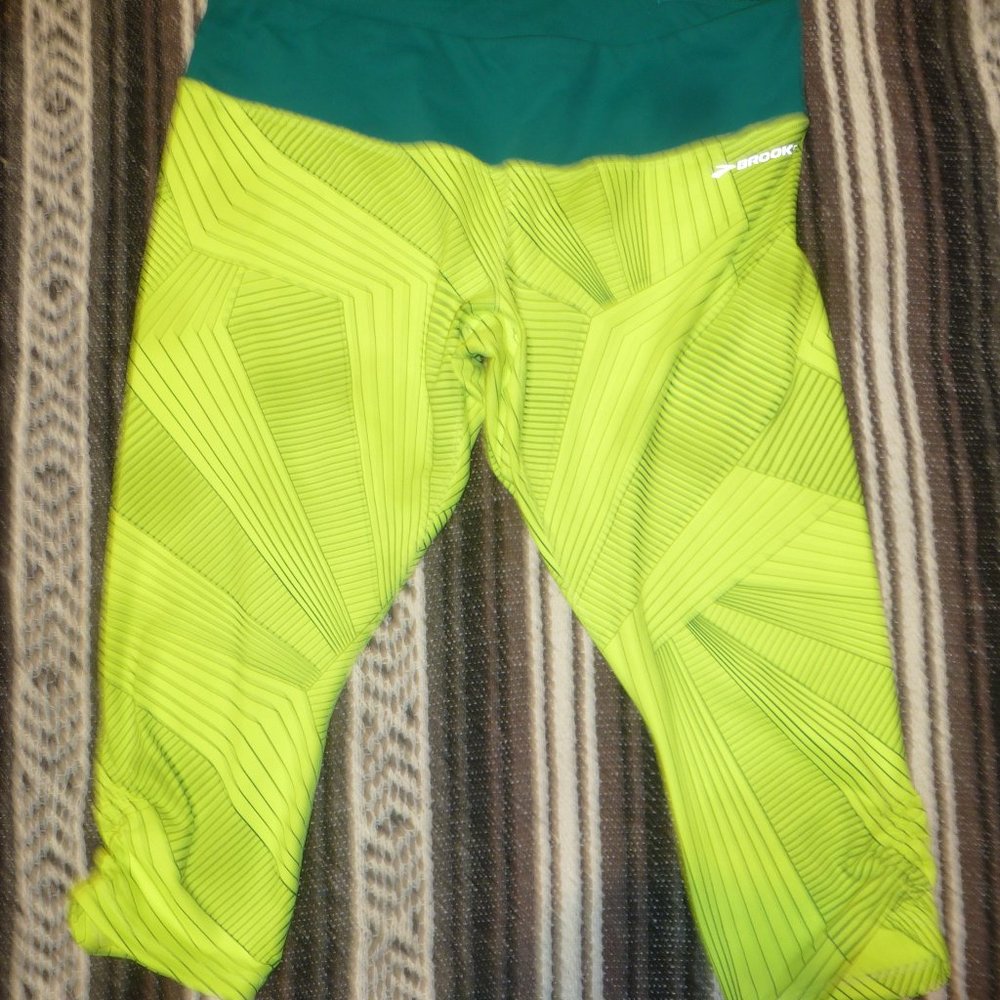 Brooks super cute stretchy  leggings. Size medium.